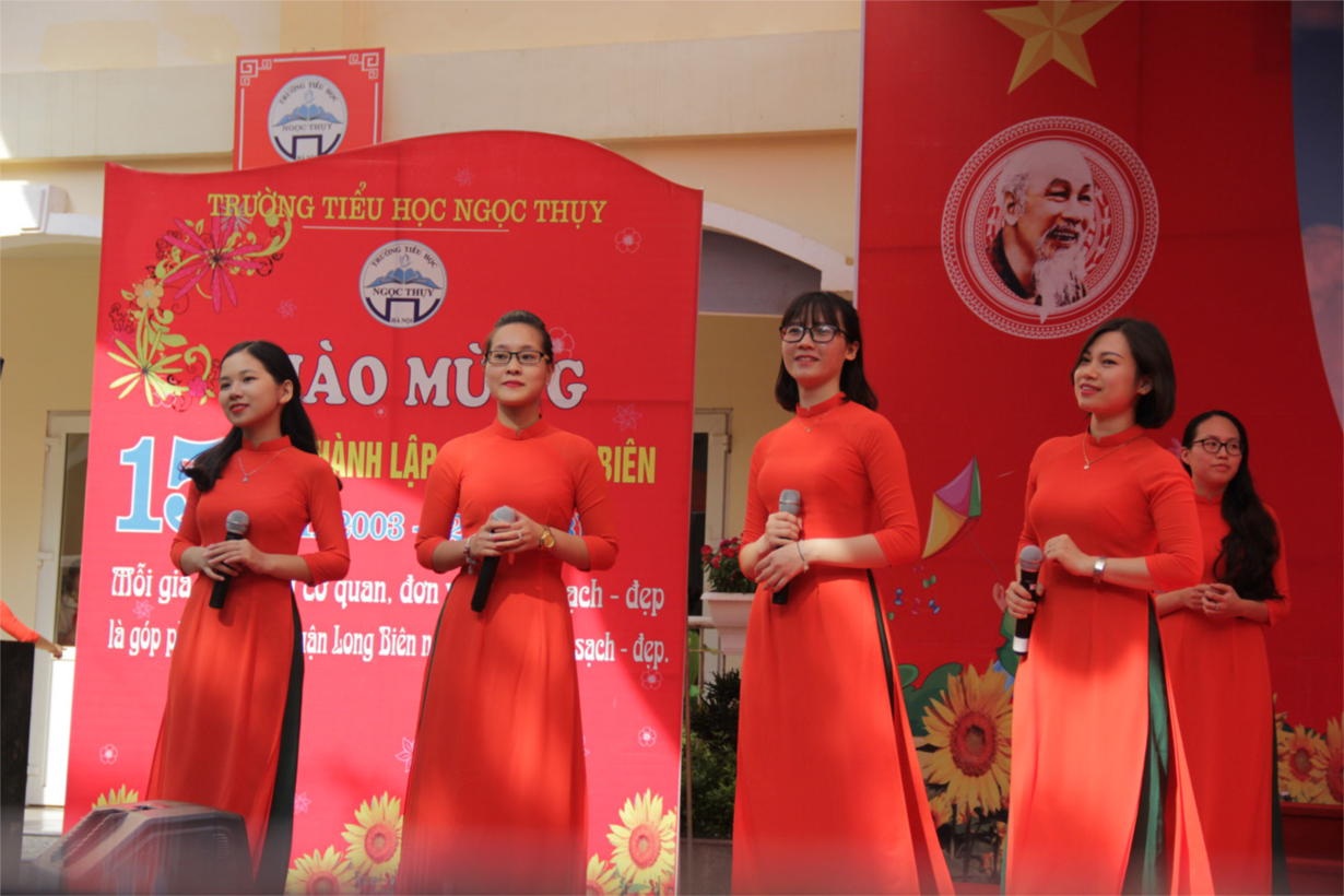 Tốp ca    Long Biên khúc hát tự hào   của các thầy cô giáo trong chi đoàn 